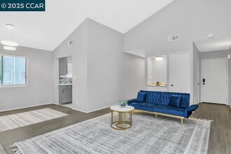 1072 Maywood Ln in Martinez, CA - Building Photo - Building Photo