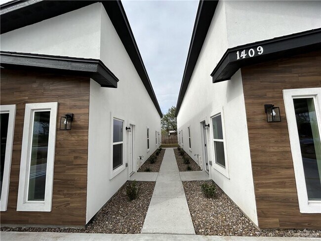 1409 S Michigan St-Unit -2 in Alton, TX - Foto de edificio - Building Photo