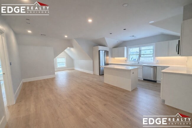 28 Brooks St, Unit 3 in Boston, MA - Foto de edificio - Building Photo