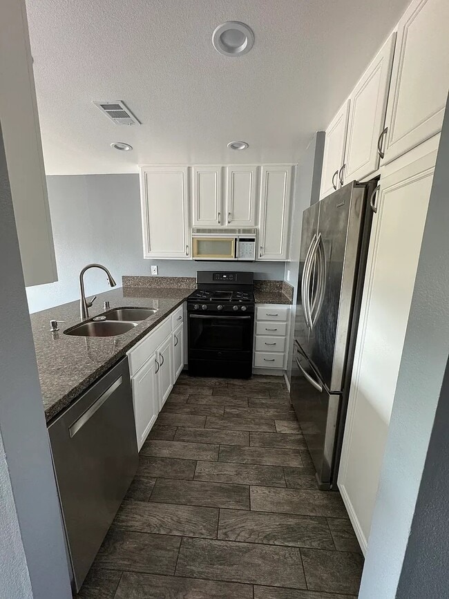 7033 Marymount Way in Goleta, CA - Building Photo - Building Photo