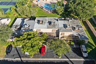 1017 NW 124th Ave in Pembroke Pines, FL - Foto de edificio - Building Photo