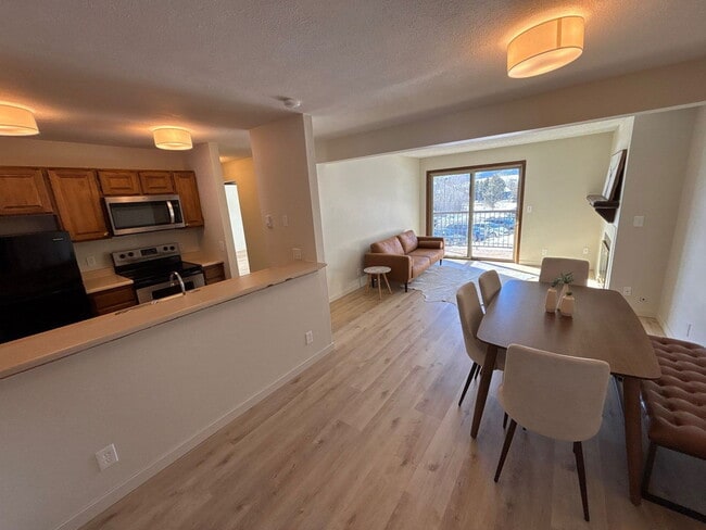 property at 1555 Shadow Run Ct