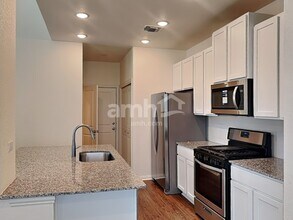 2708 Geronimo Creek in New Braunfels, TX - Foto de edificio - Building Photo