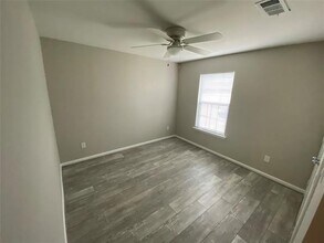 2211 W Illinois Ave in Dallas, TX - Building Photo - Building Photo