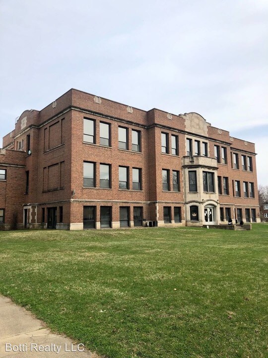 2208 8th St in Rockford, IL - Building Photo