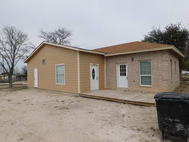 144 Cerezo Ave in Del Rio, TX - Building Photo - Building Photo