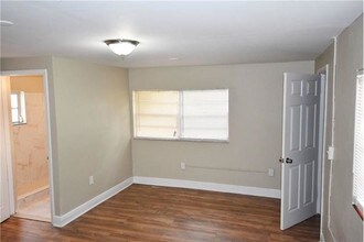 10860 NE 2nd Ct in Miami, FL - Building Photo - Building Photo