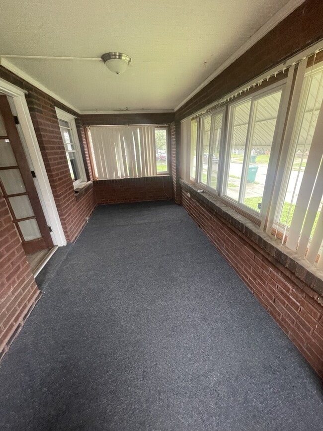 1352 E Riverside Ave in Decatur, IL - Building Photo - Building Photo