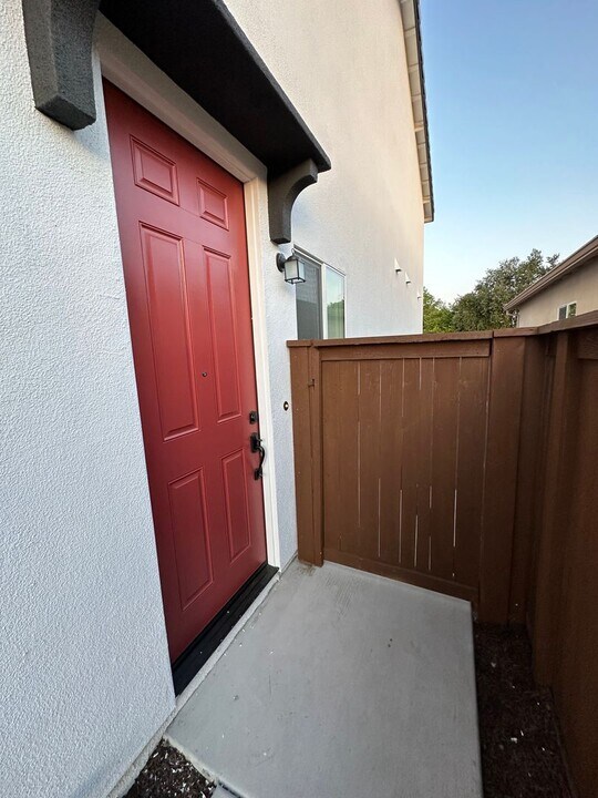 1704 Bullock Dr in Woodland, CA - Building Photo