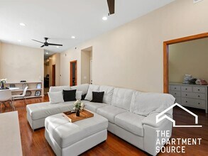 2028 N Hamlin Ave, Unit 2 in Chicago, IL - Building Photo - Building Photo