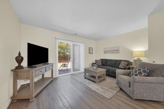Holiday Village Townhomes in Traverse City, MI - Foto de edificio - Building Photo