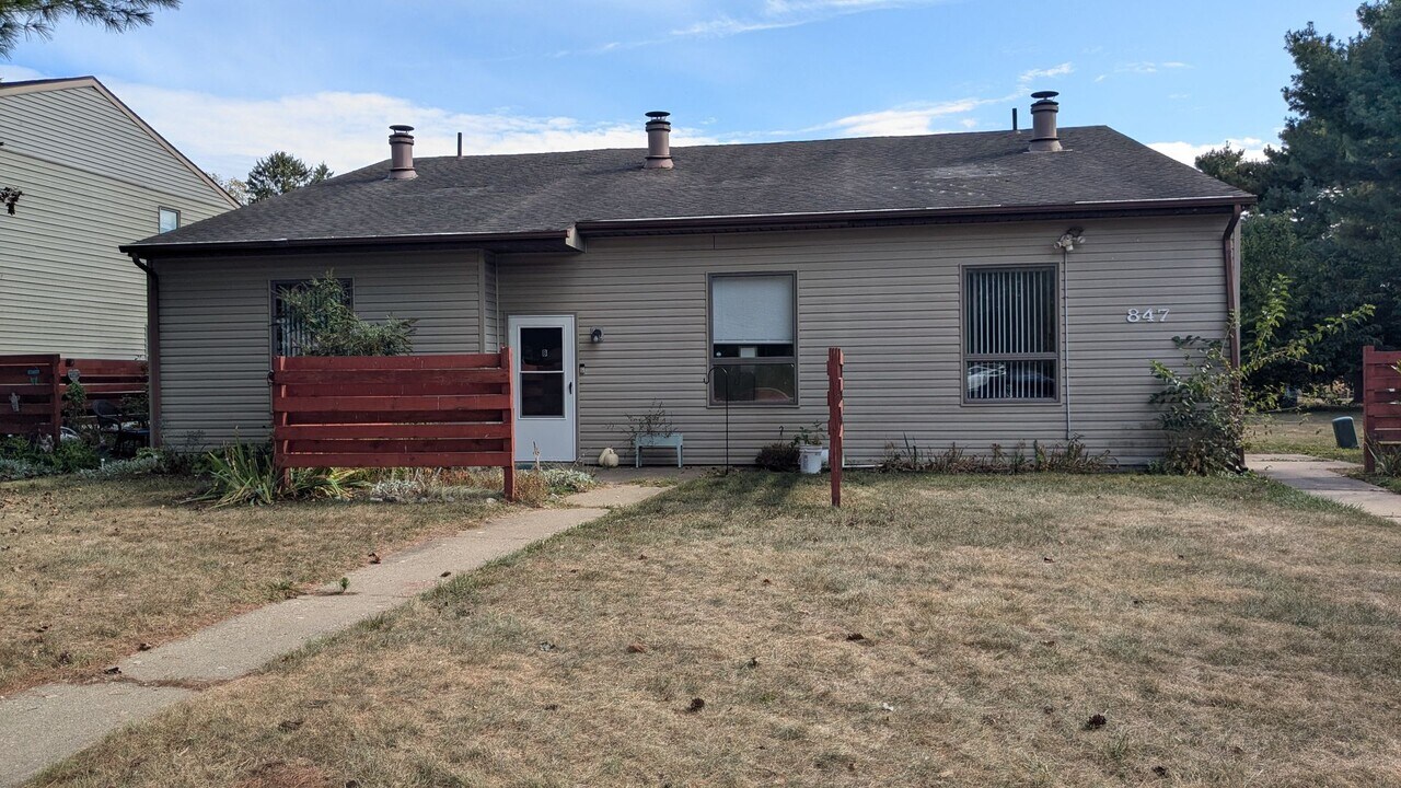 847 Kerns Dr NE-Unit -Apt A (1BR Loft) in Bolivar, OH - Building Photo