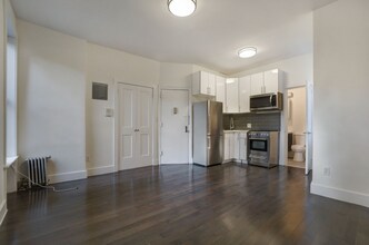 66 E 1st St, Unit 2A in New York, NY - Foto de edificio - Building Photo