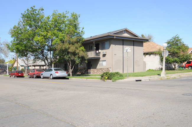 301 Hilborn St in Lodi, CA - Building Photo - Building Photo