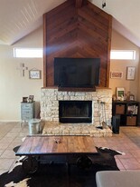 108 Courtside Cir in Spicewood, TX - Foto de edificio - Building Photo