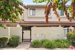 6021 Lindley Ave in Los Angeles, CA - Building Photo