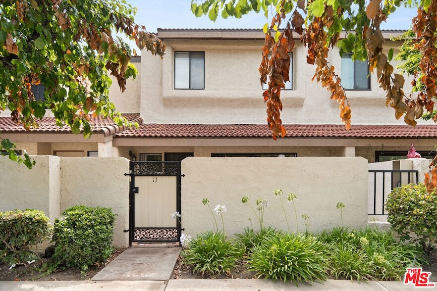 6021 Lindley Ave in Los Angeles, CA - Building Photo