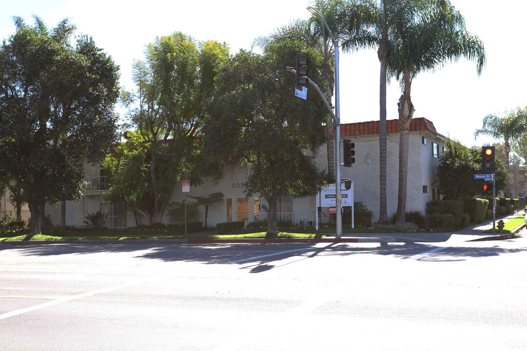 Roscoe Place in Canoga Park, CA - Foto de edificio