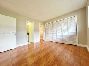 8001 Fairview Dr, Unit 107 in Tamarac, FL - Building Photo - Building Photo