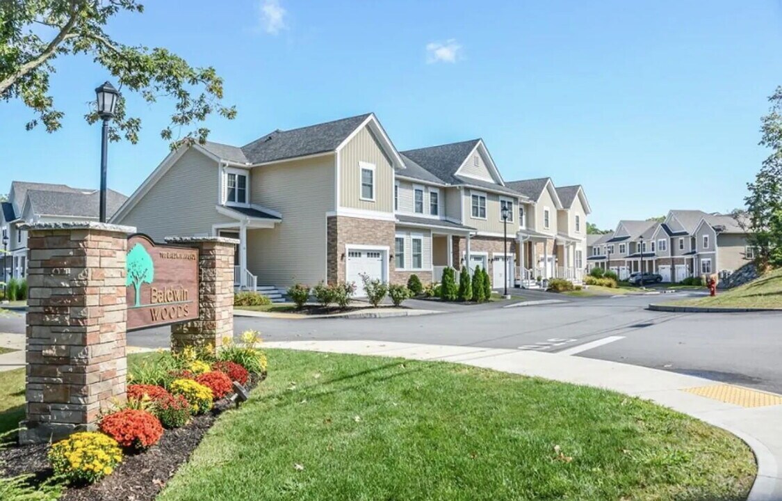 100 Baldwin Ave in Woburn, MA - Building Photo