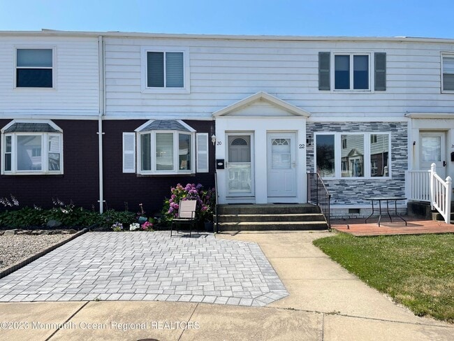 property at 20 Vine Ct