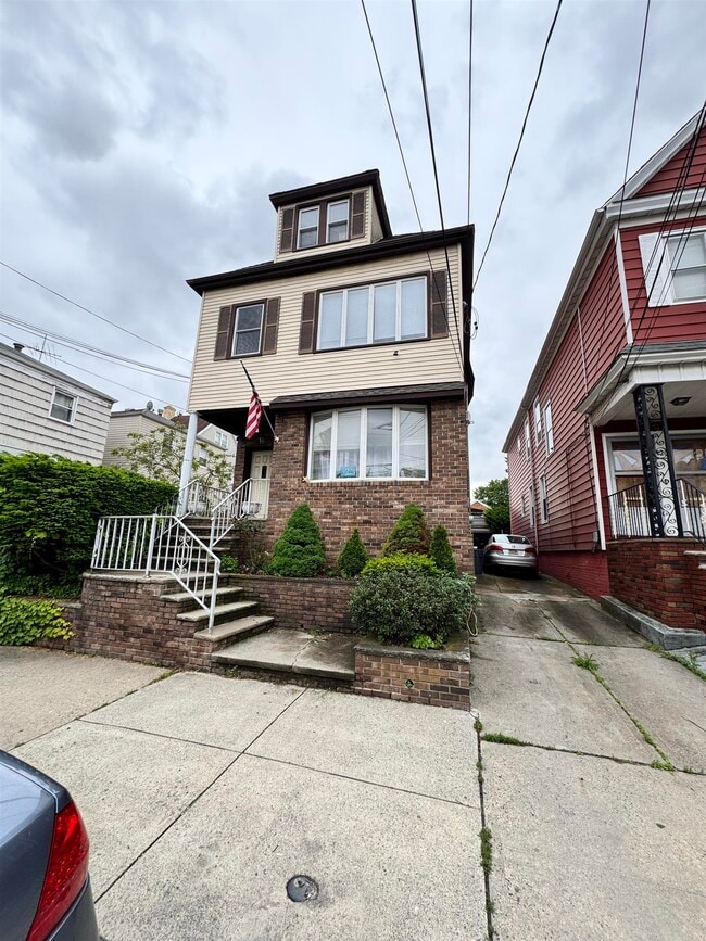 property at 118 W 11th St