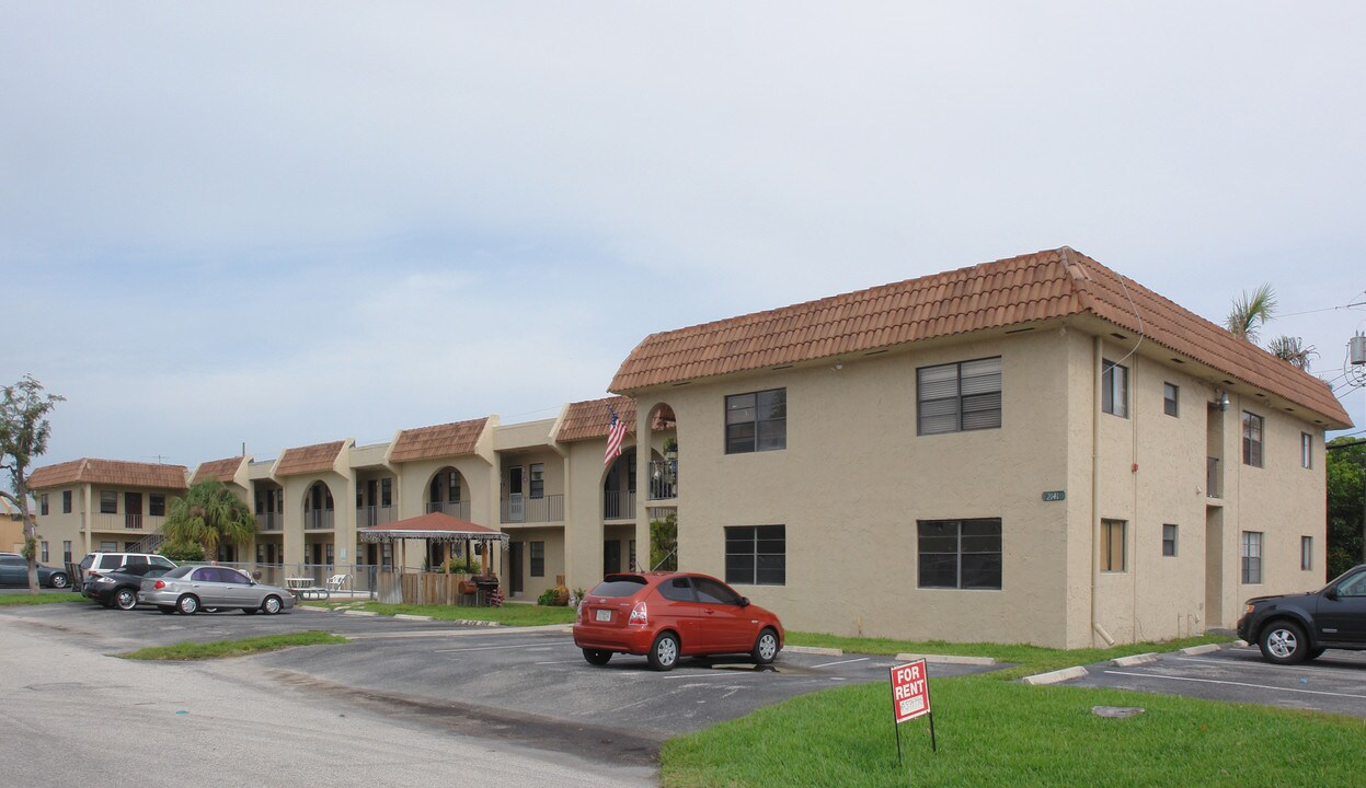 2141 NE 42nd St in Lighthouse Point, FL - Foto de edificio