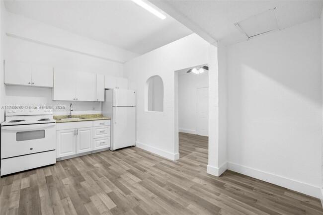 2300 W Flagler St in Miami, FL - Building Photo - Building Photo