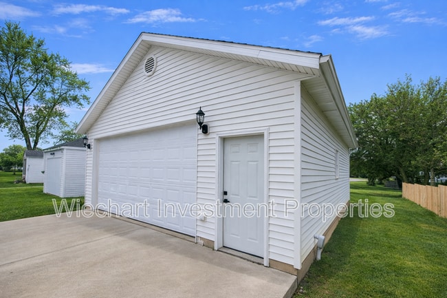 141 W Lane Ave in Lima, OH - Building Photo - Building Photo