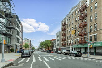318 Union Ave in Brooklyn, NY - Foto de edificio - Building Photo