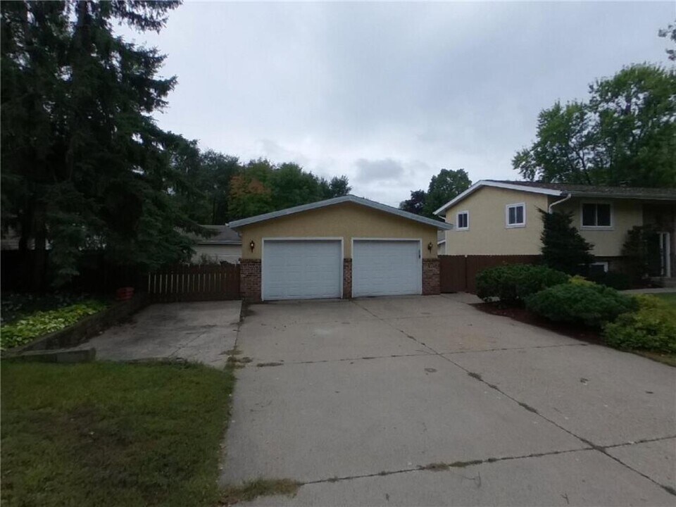 3984 64th St E in Inver Grove Heights, MN - Building Photo