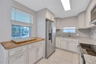 1650 NE 33rd St in Pompano Beach, FL - Foto de edificio - Building Photo