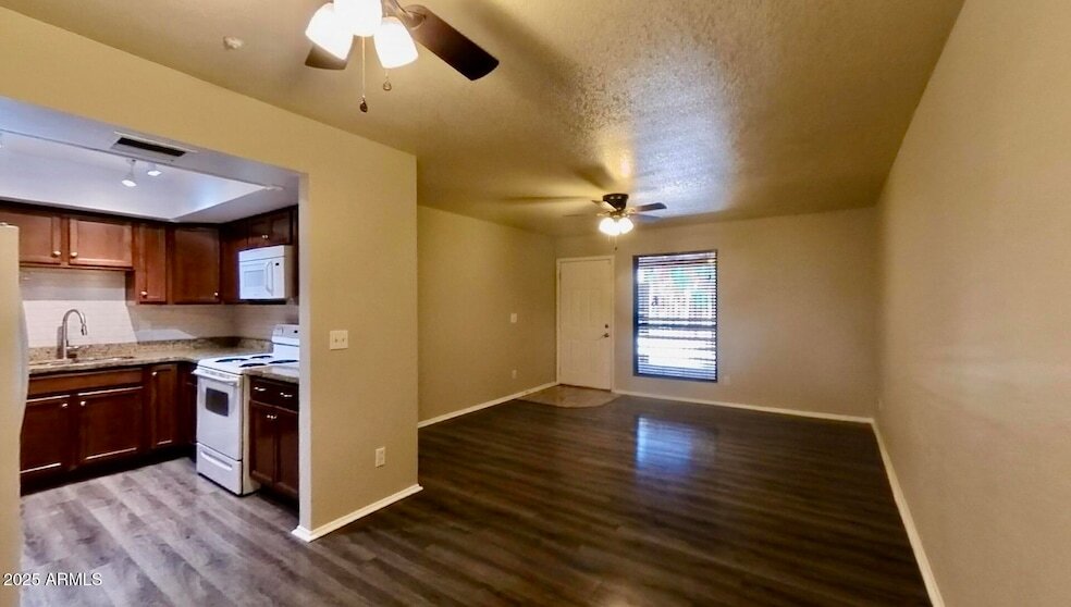 1340 N Recker Rd, Unit 330 in Mesa, AZ - Foto de edificio