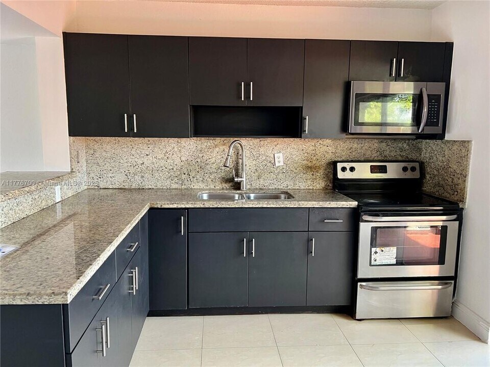 8245 NW 6th Terrace in Miami, FL - Building Photo