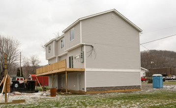 Taylor Square Apartments in Powhatan Point, OH - Foto de edificio - Building Photo