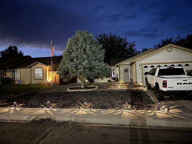 328 Wildrose Dr in Fernley, NV - Building Photo - Building Photo