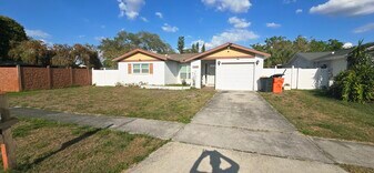 8377 Denise Dr E in Seminole, FL - Building Photo