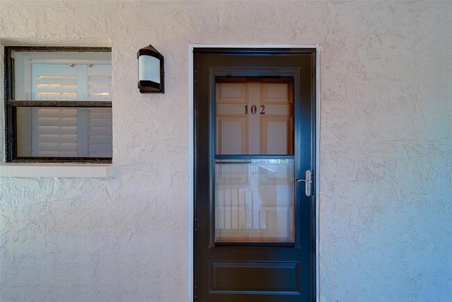 18304 Gulf Blvd, Unit 102 in Redington Shores, FL - Building Photo - Building Photo