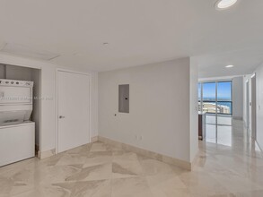 475 Brickell Ave, Unit 3007 in Miami, FL - Building Photo - Building Photo