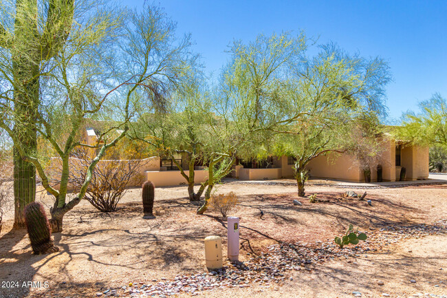 8257 E Lariat Ln in Scottsdale, AZ - Foto de edificio - Building Photo