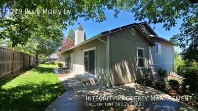 1719 Blue Moon Ln in Grants Pass, OR - Building Photo - Building Photo
