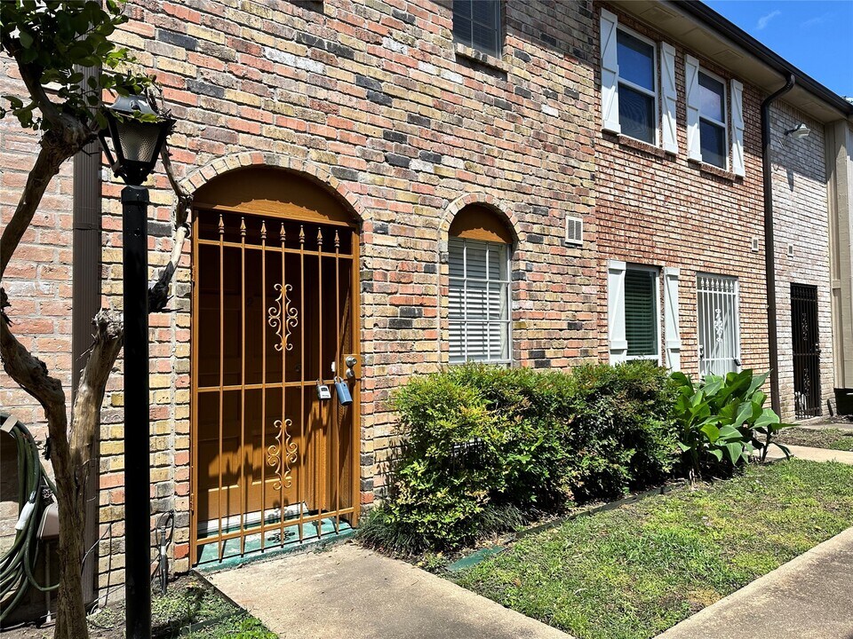 1715 Moritz Dr in Houston, TX - Foto de edificio