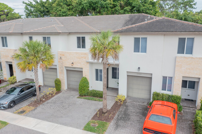 1340 Pioneer Way in Royal Palm Beach, FL - Building Photo - Building Photo