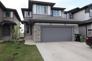 18224-18294 94 St NW in Edmonton, AB - Building Photo