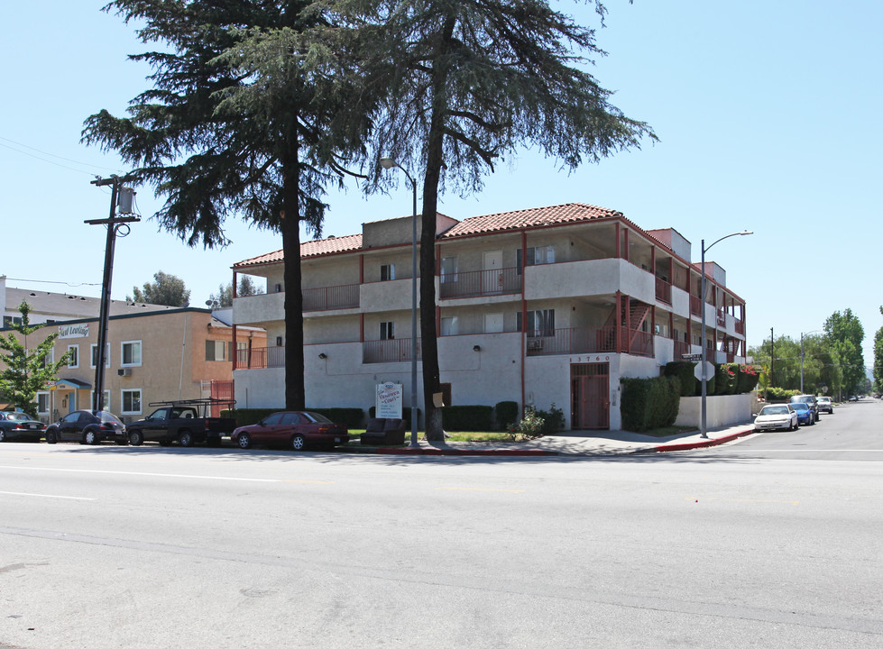 Vanowen Court Apartments in Van Nuys, CA - Building Photo