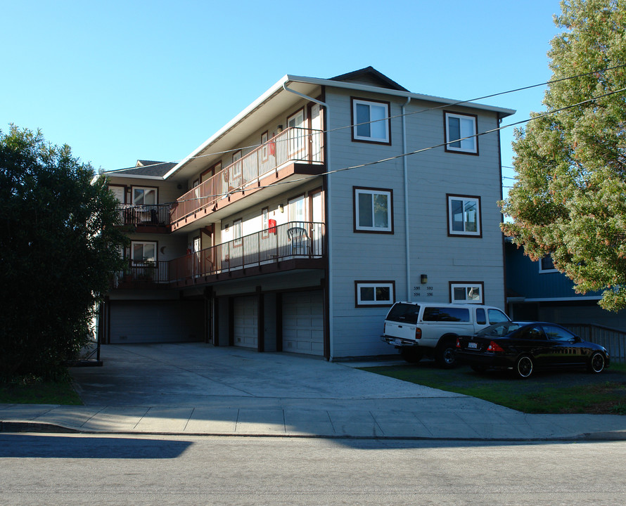 590-596 Avenue Alhambra in Half Moon Bay, CA - Building Photo