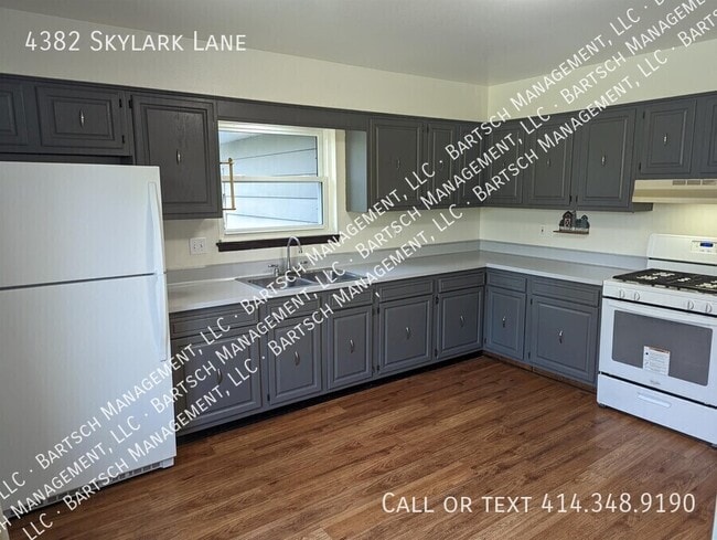 4382 Skylark Ln in Greendale, WI - Building Photo - Building Photo