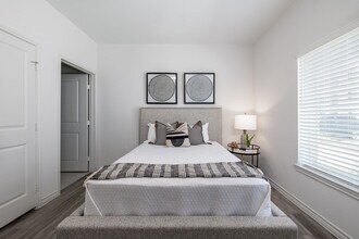 Moonlight Apartments in Austin, TX - Foto de edificio - Building Photo