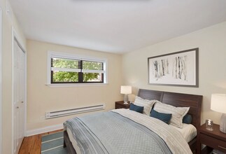 555 W Arlington Pl, Unit 210 in Chicago, IL - Building Photo - Building Photo