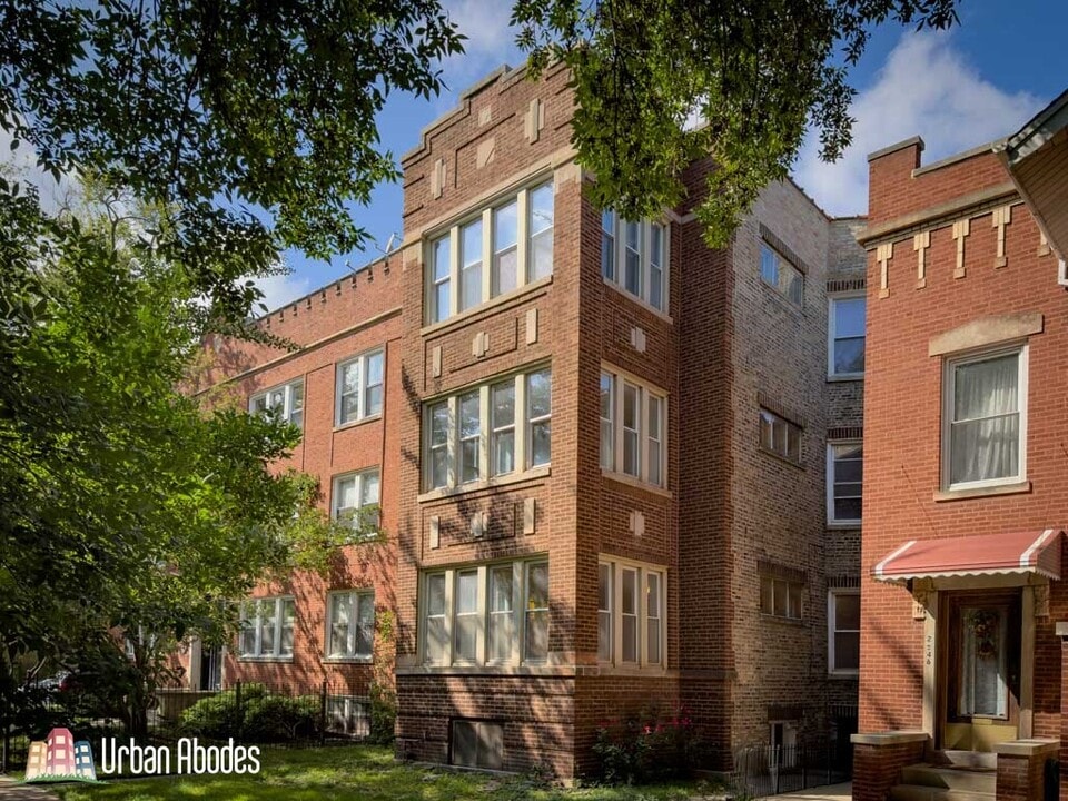 2552 W Wilson Ave, Unit M121 in Chicago, IL - Building Photo